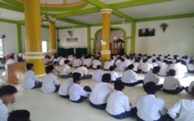 Siswa MTs Al Mujahidin Ciptodadi Rutin Laksanakan Salat Berjamaah di Masjid Jami’ Al Mujahidin